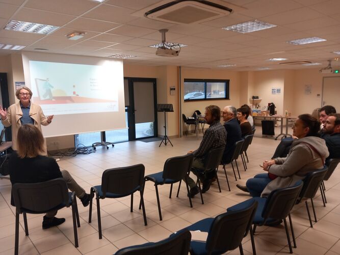 La directrice du CDG 22 présente l'apprentissage à une salle d'environ une dizaine d'élus